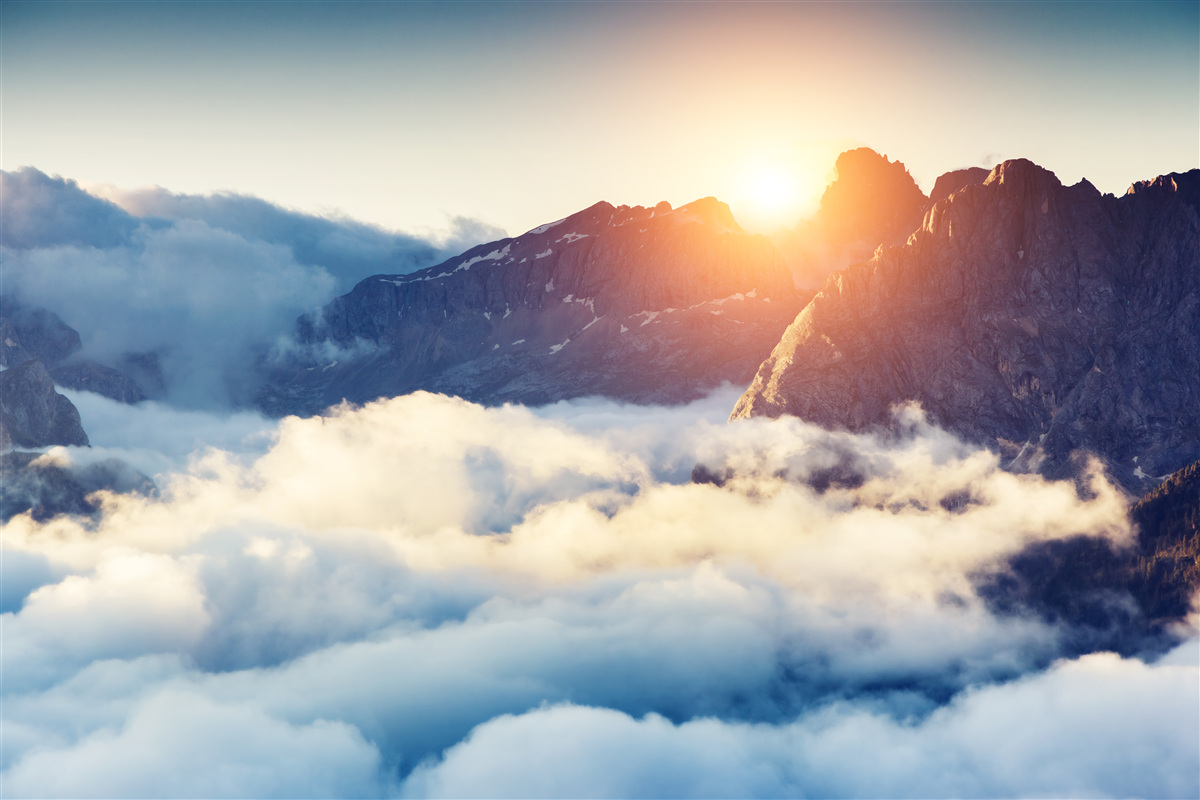 Fototapet apus de soare într-un peisaj muntos