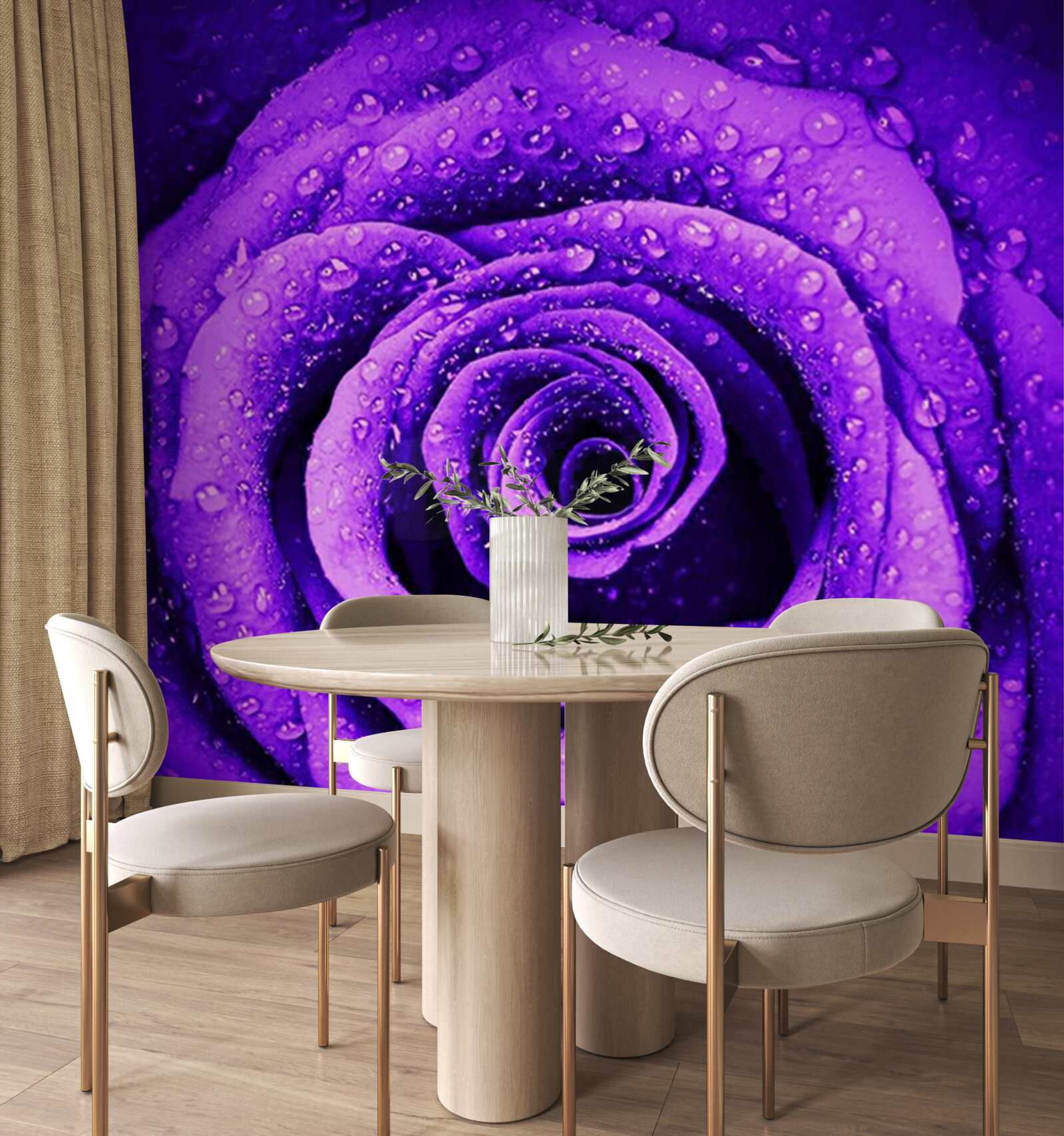 Fototapet o vedere de aproape a unui trandafir violet acoperit cu picături de ploaie