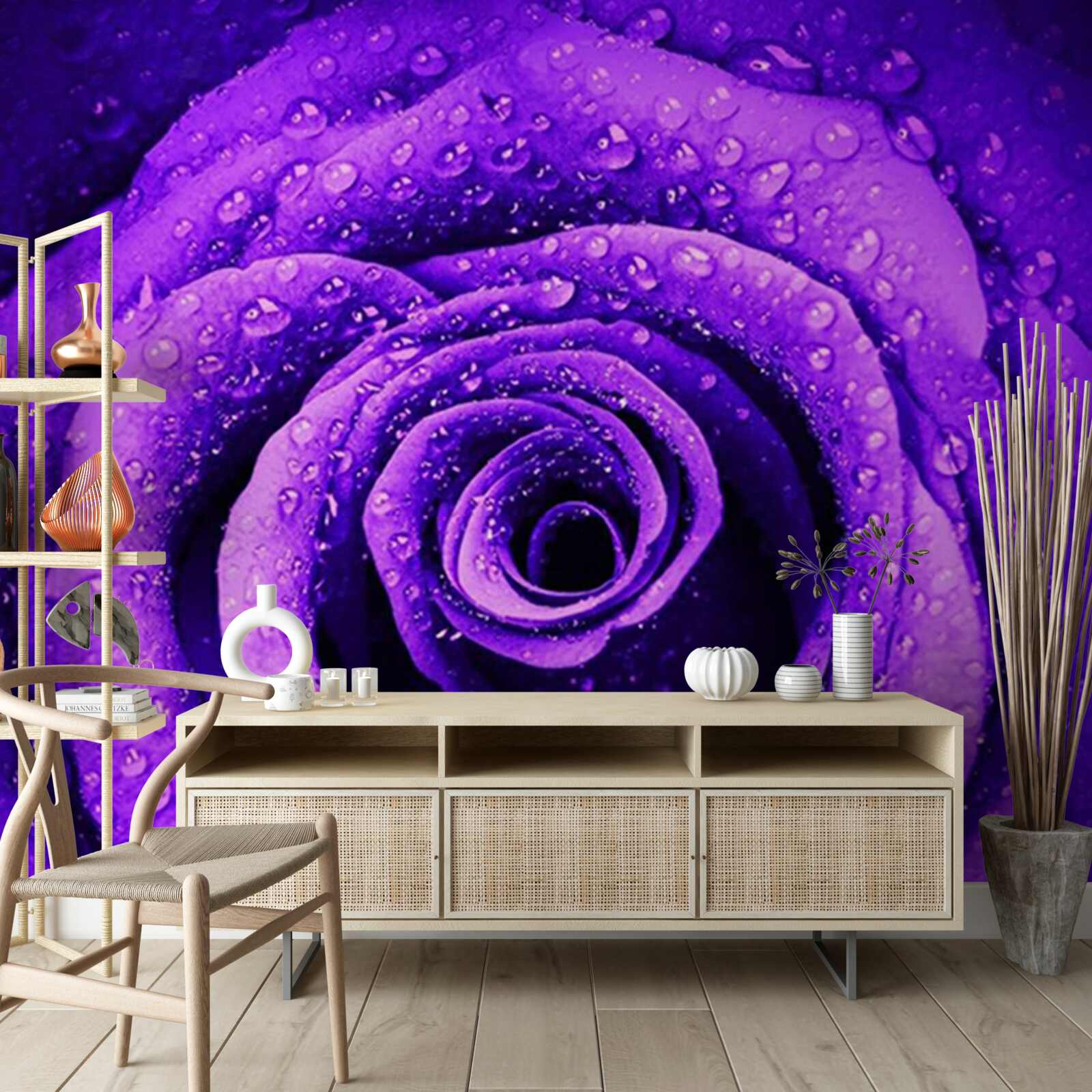 Fototapet o vedere de aproape a unui trandafir violet acoperit cu picături de ploaie