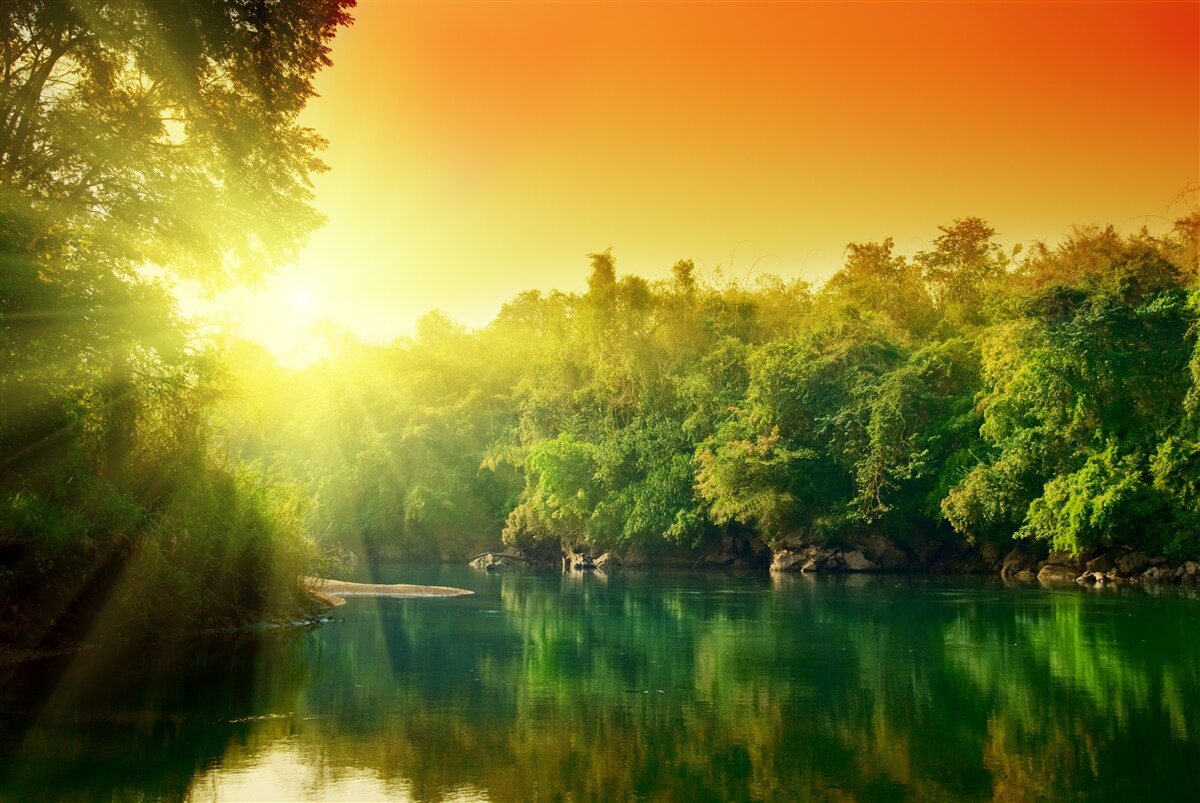 Fototapet zori strălucitori pe suprafața calmă a apei