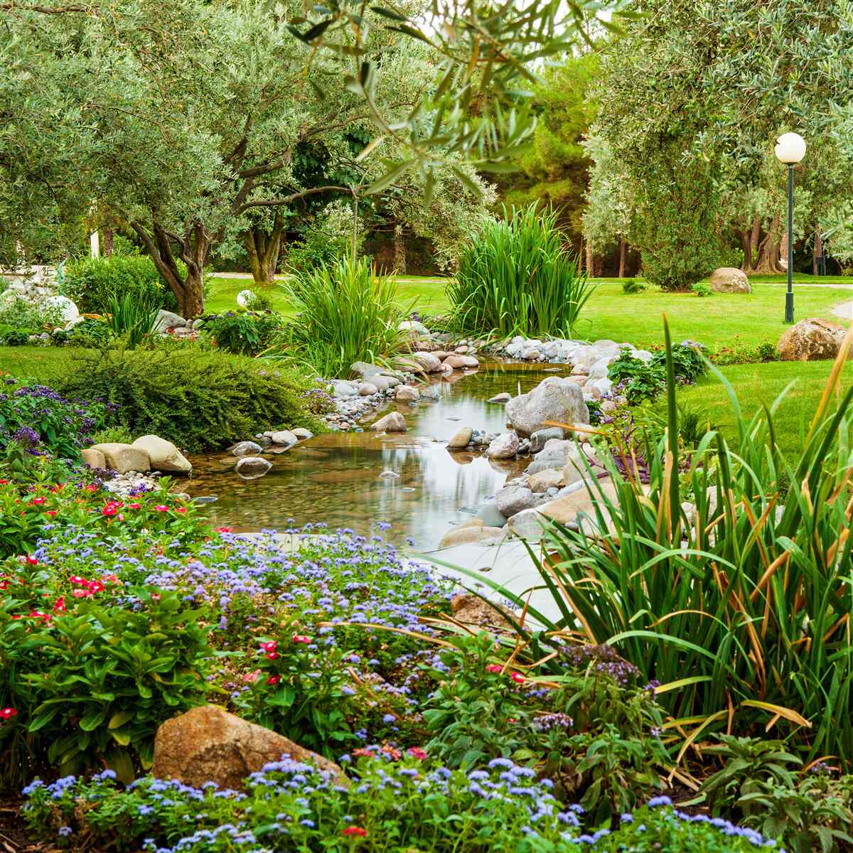 Fototapet un pârâu calm pe o pajiște de smarald