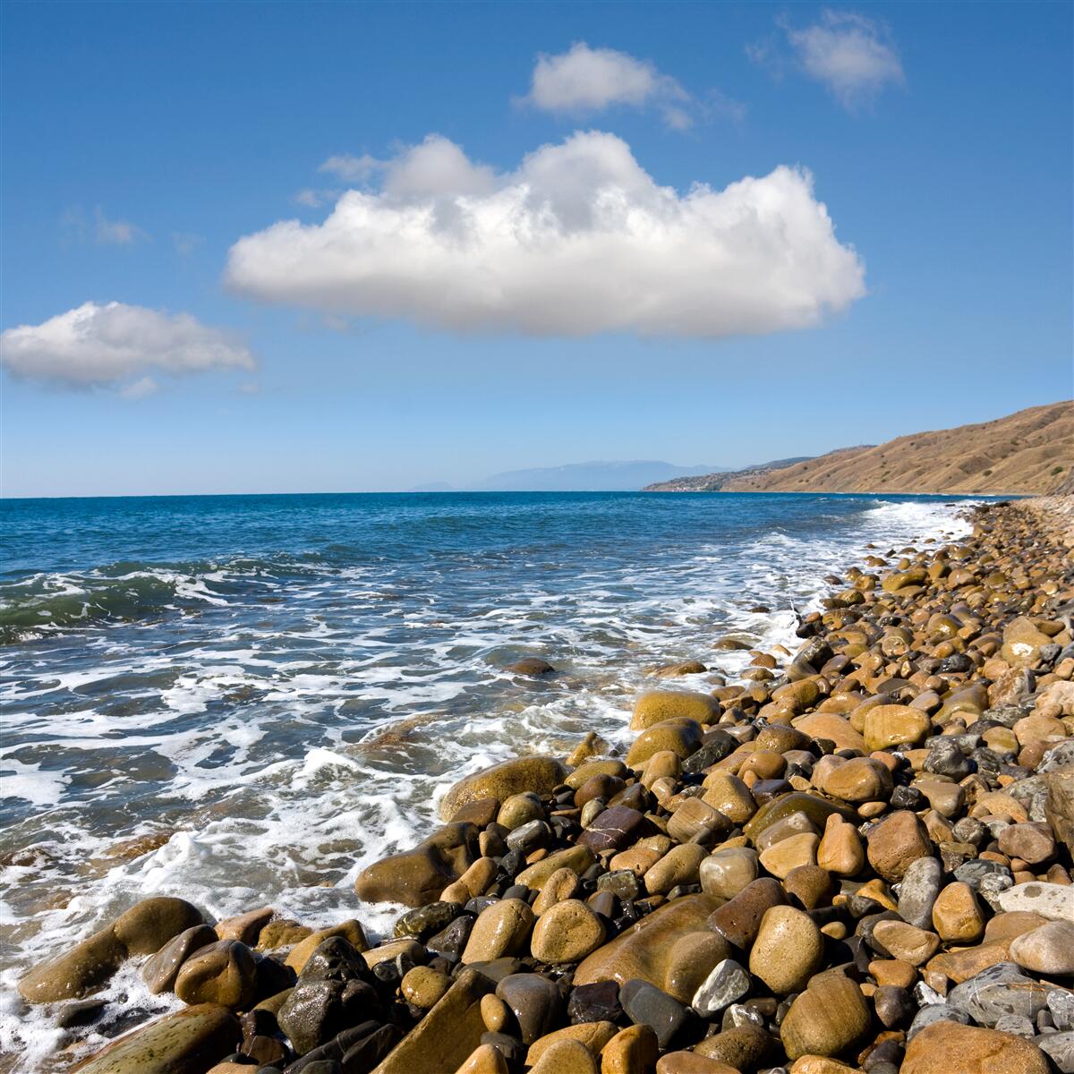 Fototapet ape repezi de pe țărmul stâncos