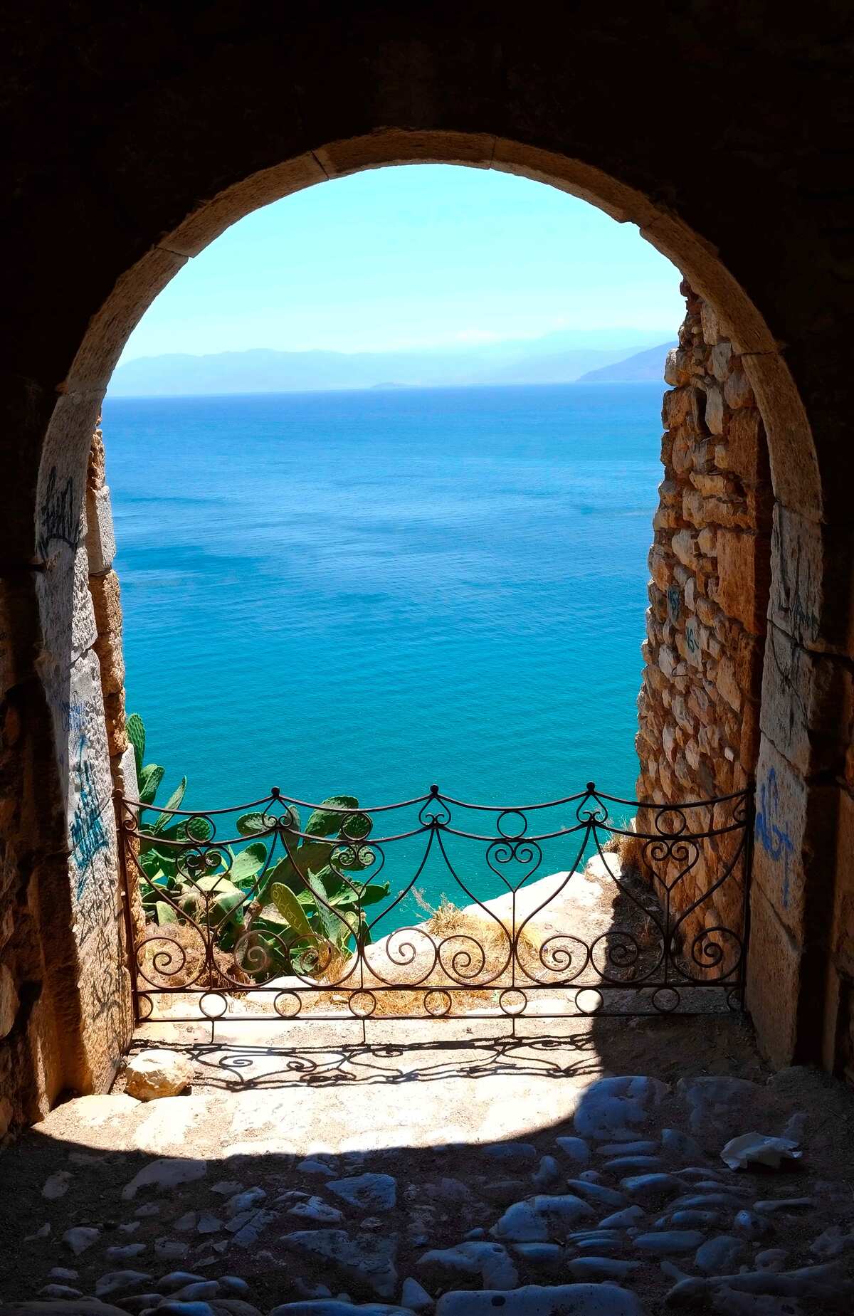 Fototapet arc de piatră care duce la mare