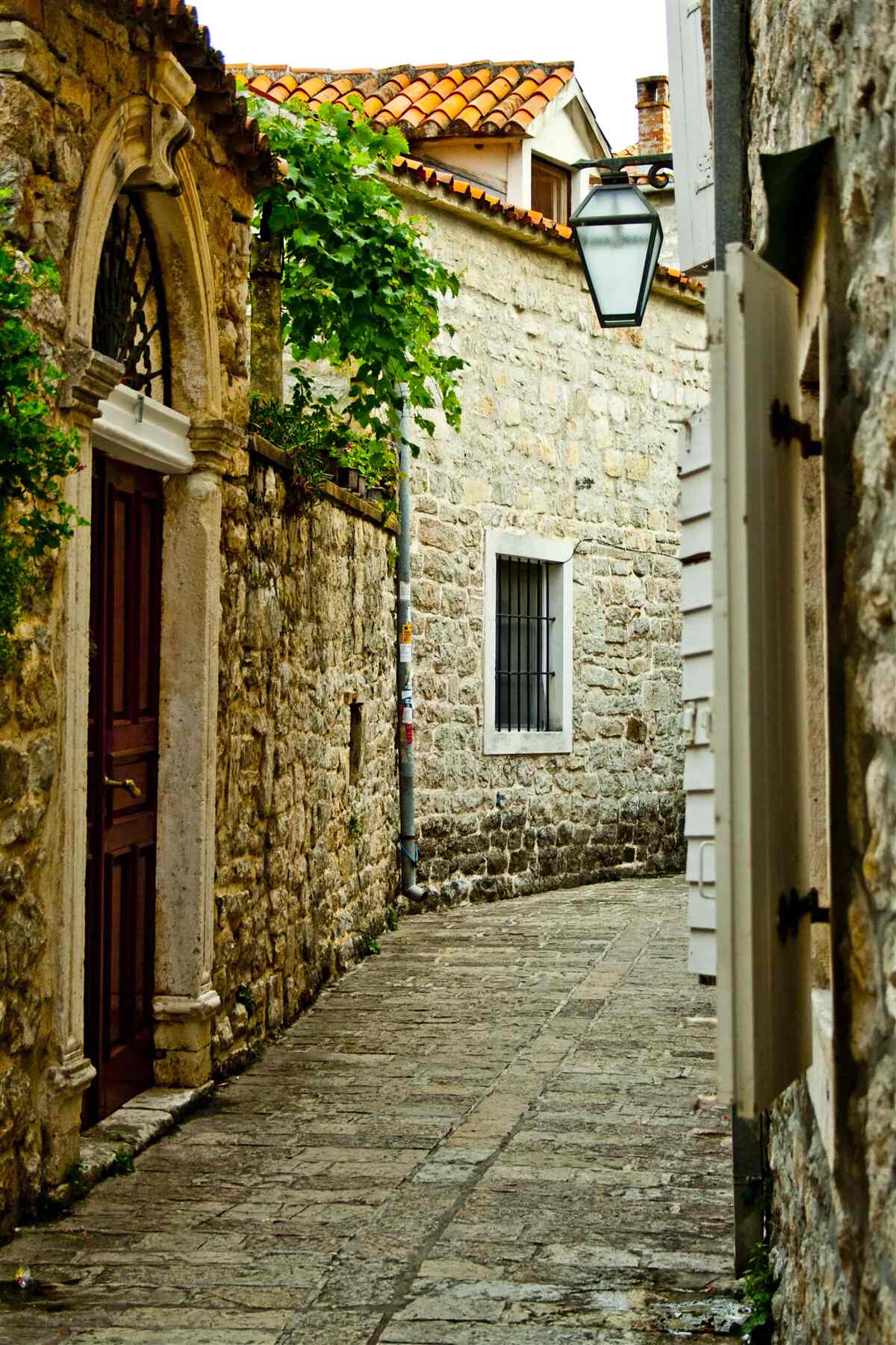 Fototapet stradă veche pavată cu piatră în timpul verii