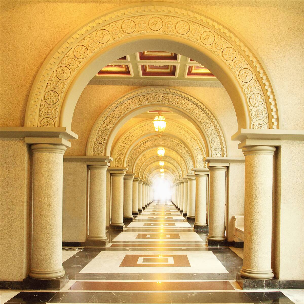 Fototapet lumină orbitoare la capătul tunelului de sub arcuri