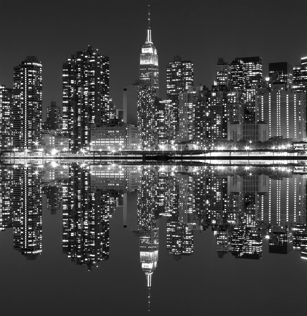 Fototapet linia de orizont a orașului este vizibilă în reflexiile apei