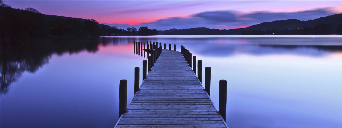 Fototapet chei lângă un lac în munți în zori