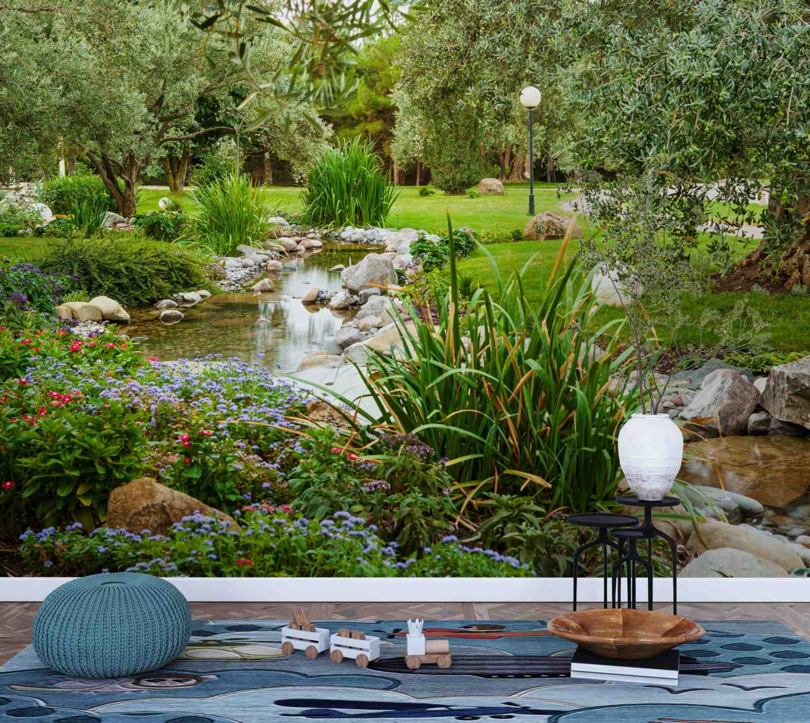 Fototapet un pârâu care curge printr-o pajiște verde