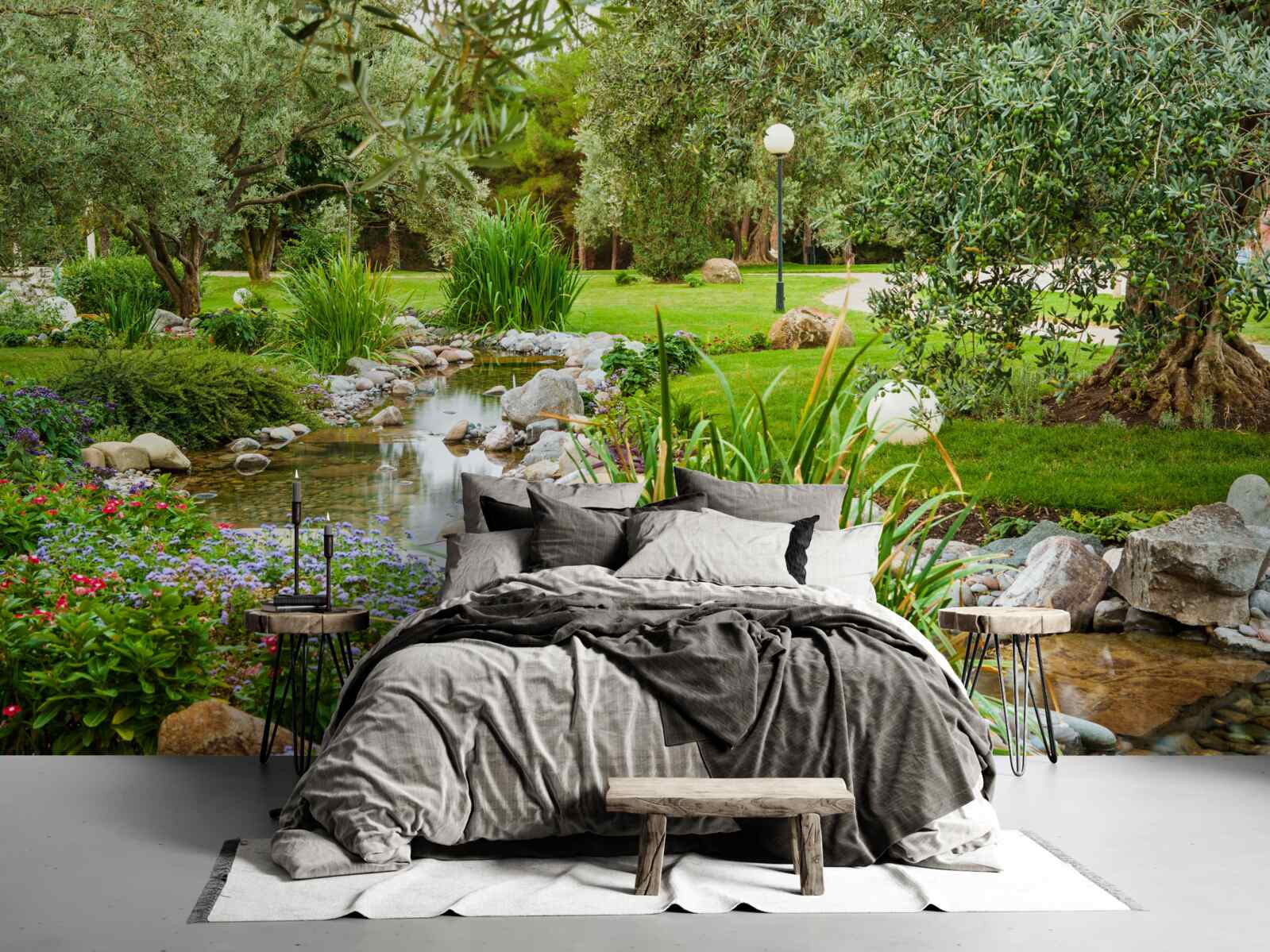 Fototapet un pârâu care curge printr-o pajiște verde