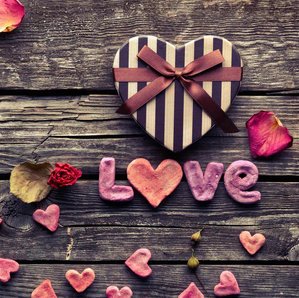 Fototapet cutie în formă de inimă pe care scrie "dragoste"