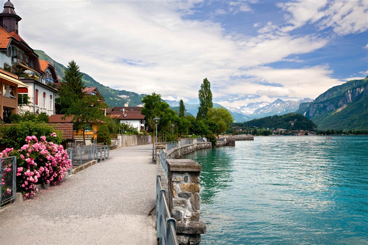 Fototapet așezare în munți, în apropierea rezervorului