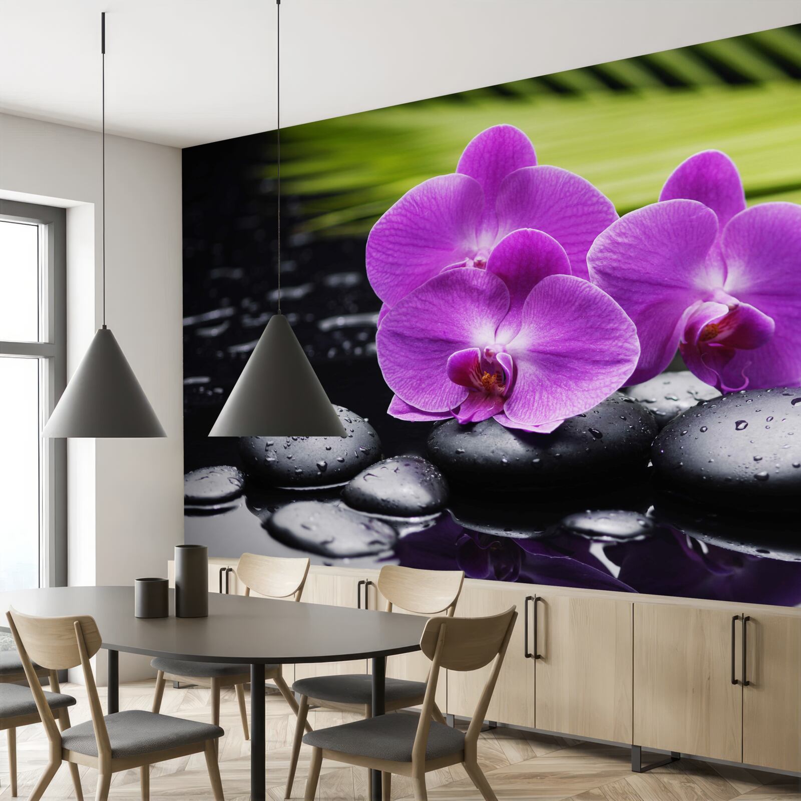 Fototapet orhidee purpurie pe o piatră neagră lângă apă
