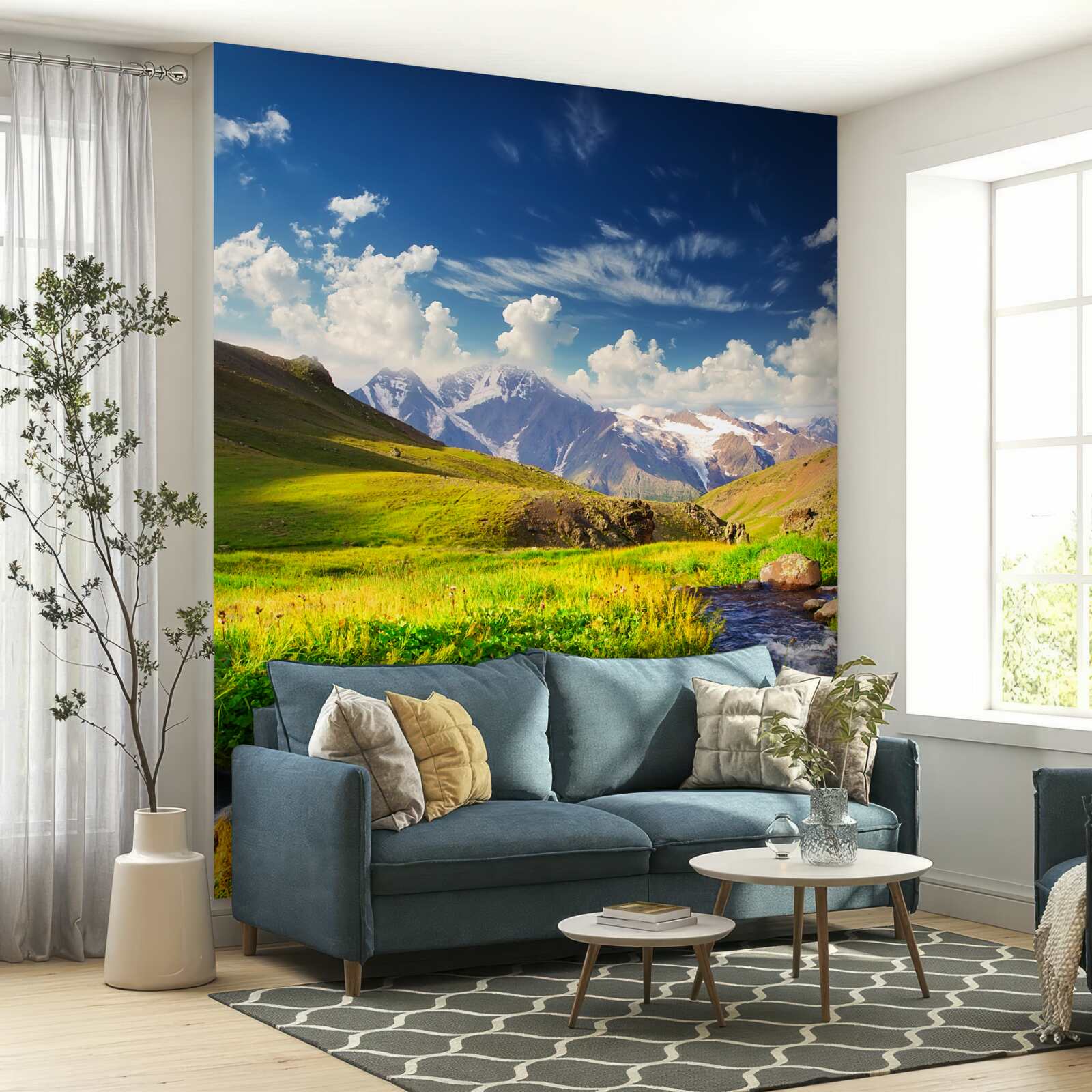 Fototapet un râu de munte care curge printre pajiști