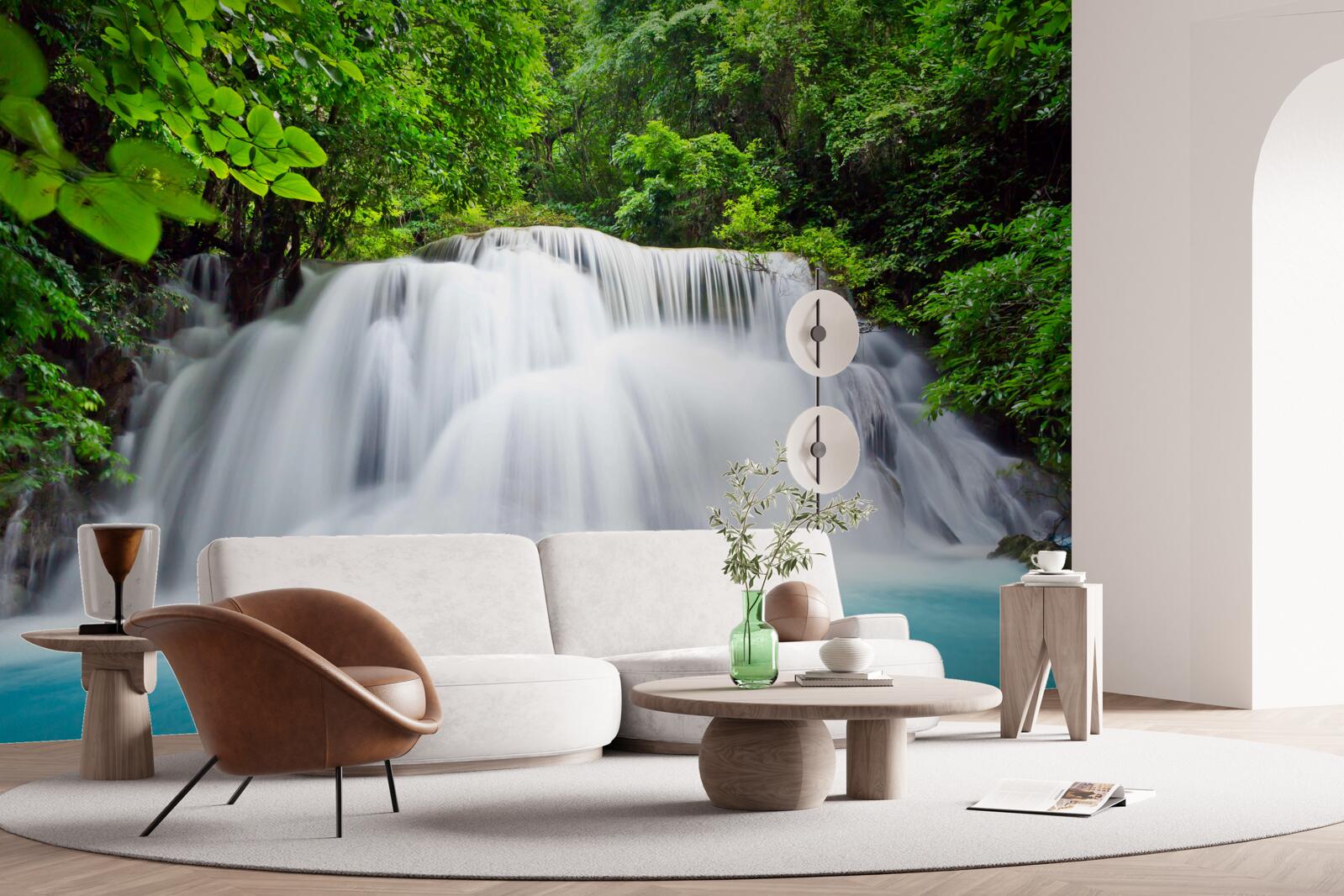 Fototapet cascadă de apă care cade rapid în mijlocul pădurii