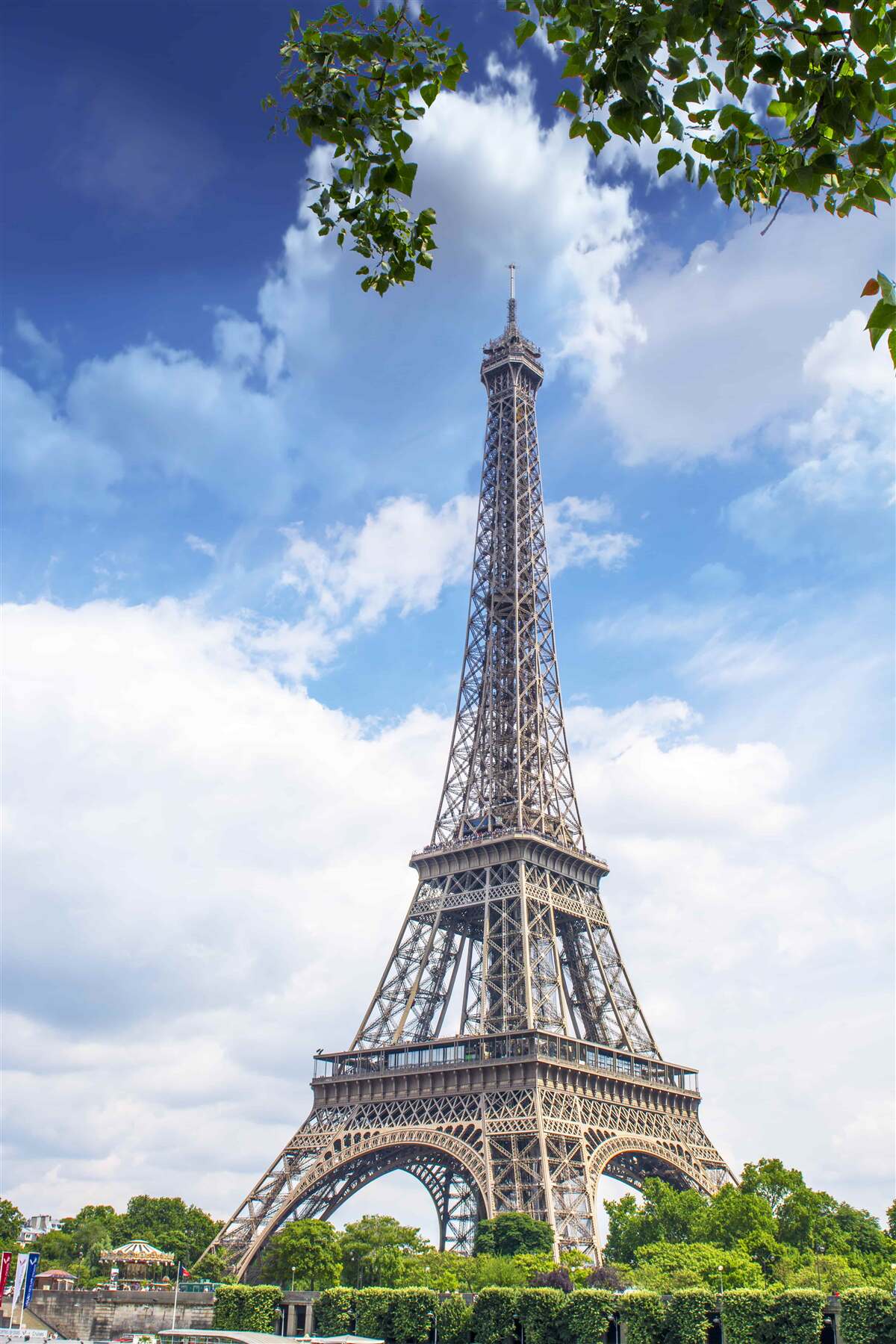 Fototapet turnul eiffel se înalță pe un cer senin