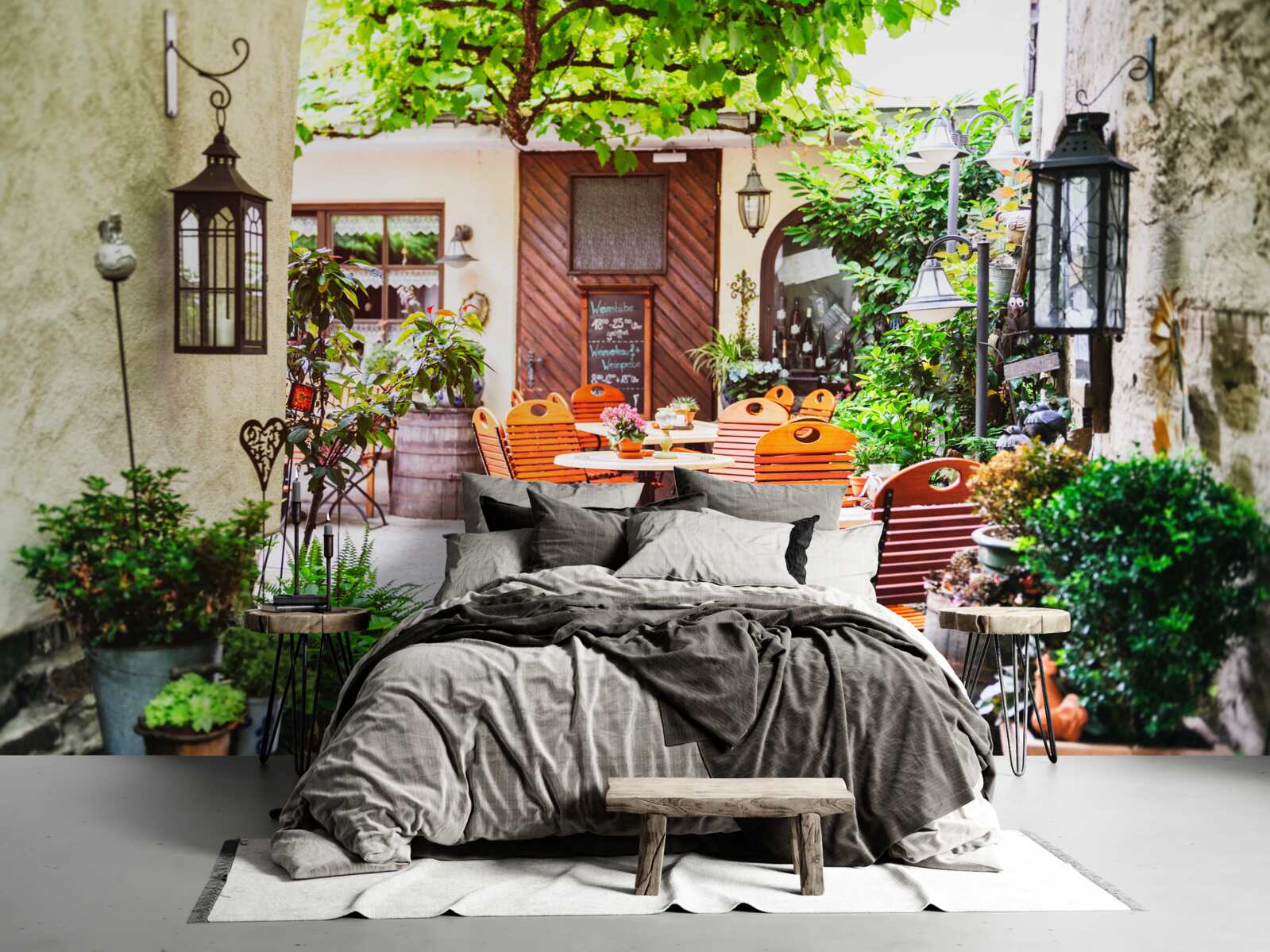 Fototapet cafenea mică cu o masă în partea istorică a orașului