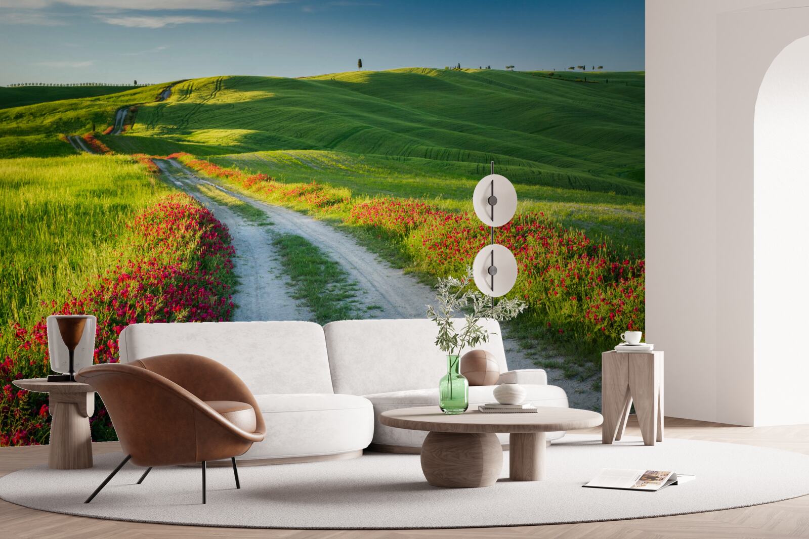 Fototapet drum în munți înconjurat de câmpuri verzi