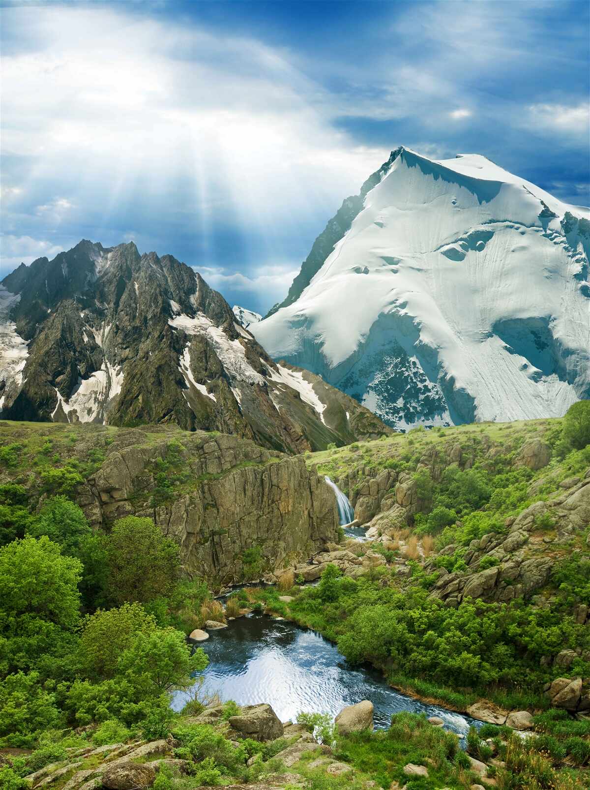 Fototapet Lumina razelor soarelui pătrunzând prin munții din pădure