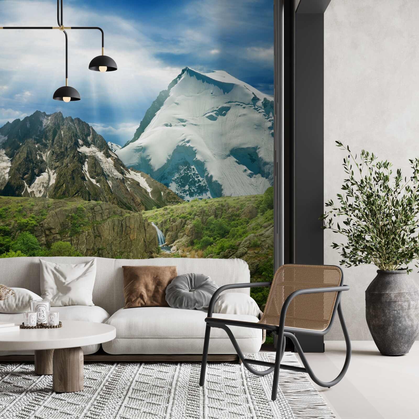 Fototapet Lumina razelor soarelui pătrunzând prin munții din pădure