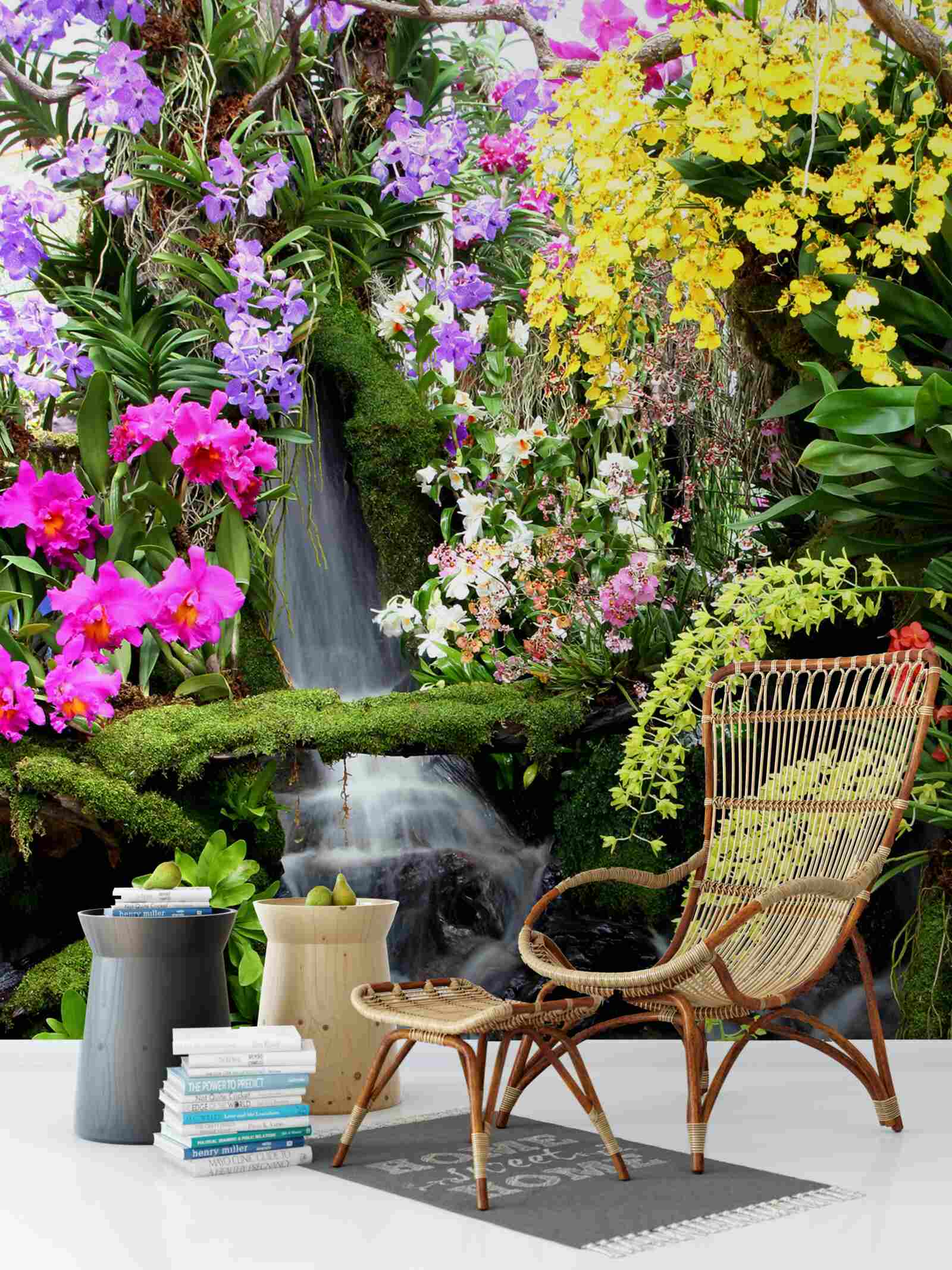 Fototapet o cascadă de apă printre nuanțe bogate de flori