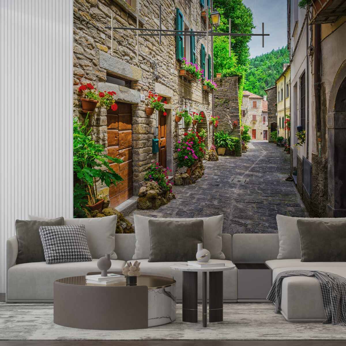 Fototapet strada veche din piatră a orașului, înconjurată de verdeață