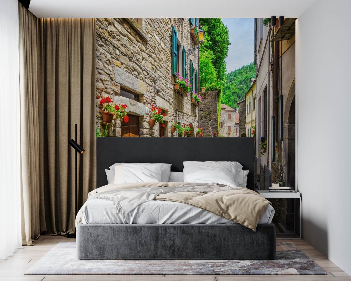 Fototapet strada veche din piatră a orașului, înconjurată de verdeață