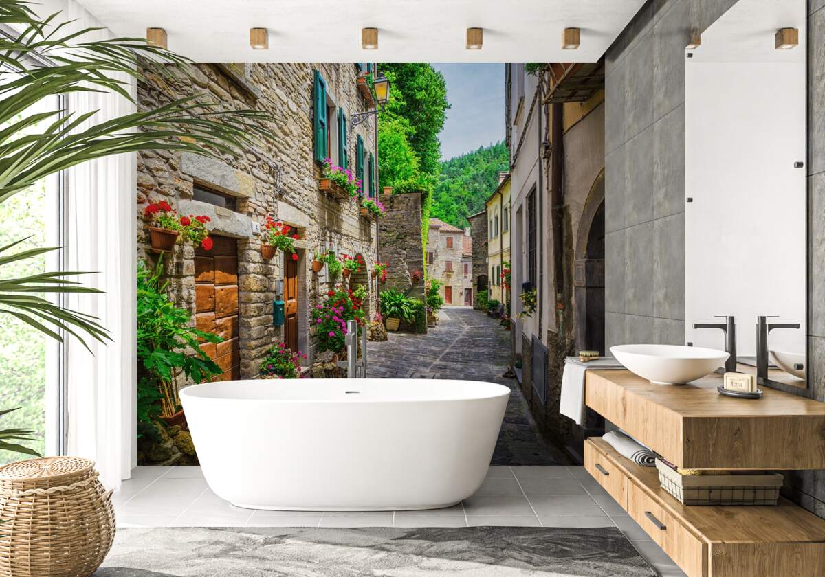 Fototapet strada veche din piatră a orașului, înconjurată de verdeață