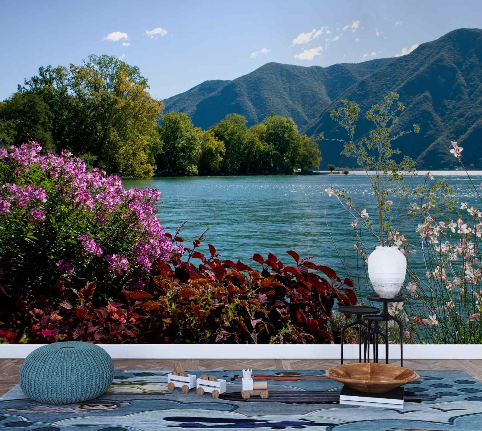 Fototapet lac de munte liniștit și plante de vară înflorite