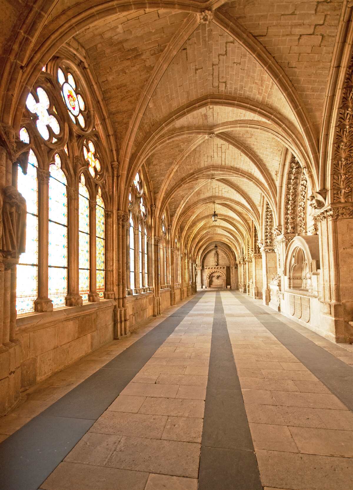 Fototapet bolți vechi din piatră cu vitralii