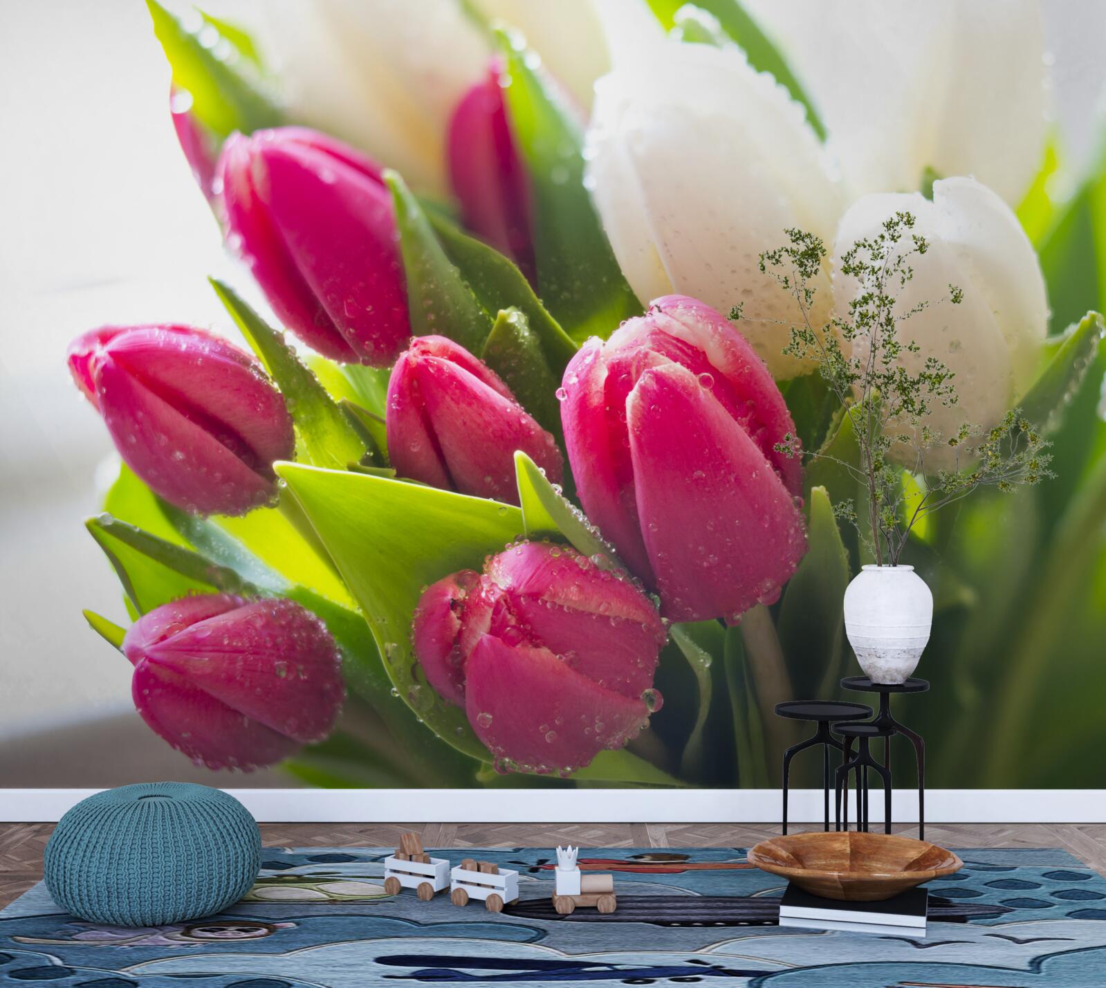 Fototapet compoziție de lalele albe și lavanda acoperite de rouă