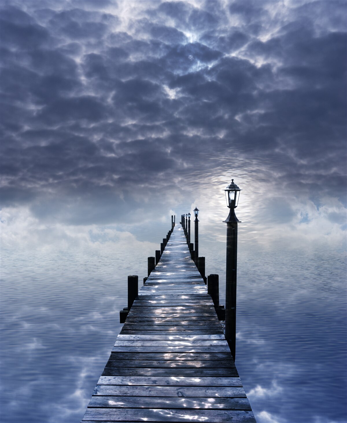 Fototapet pod de lemn care se ridică deasupra suprafeței apei