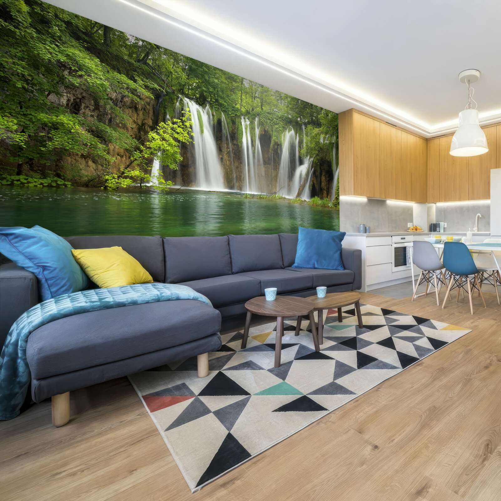 Fototapet apă curgând rapid într-o râpă în mijlocul unei păduri de munte