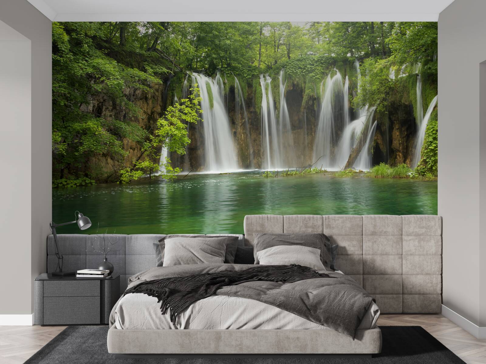 Fototapet apă curgând rapid într-o râpă în mijlocul unei păduri de munte