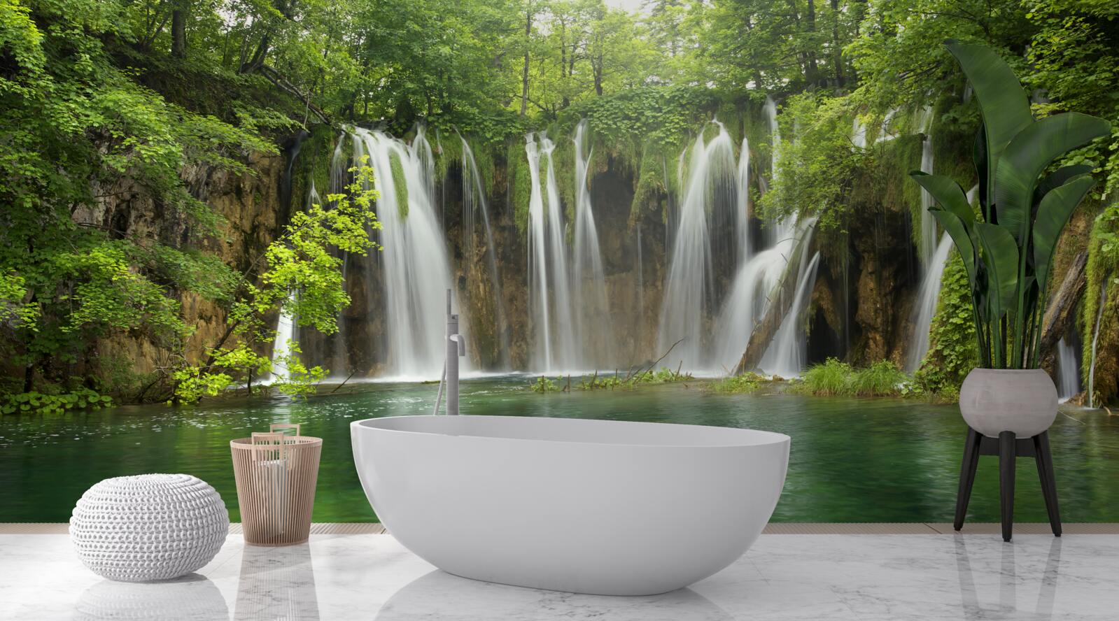 Fototapet apă curgând rapid într-o râpă în mijlocul unei păduri de munte