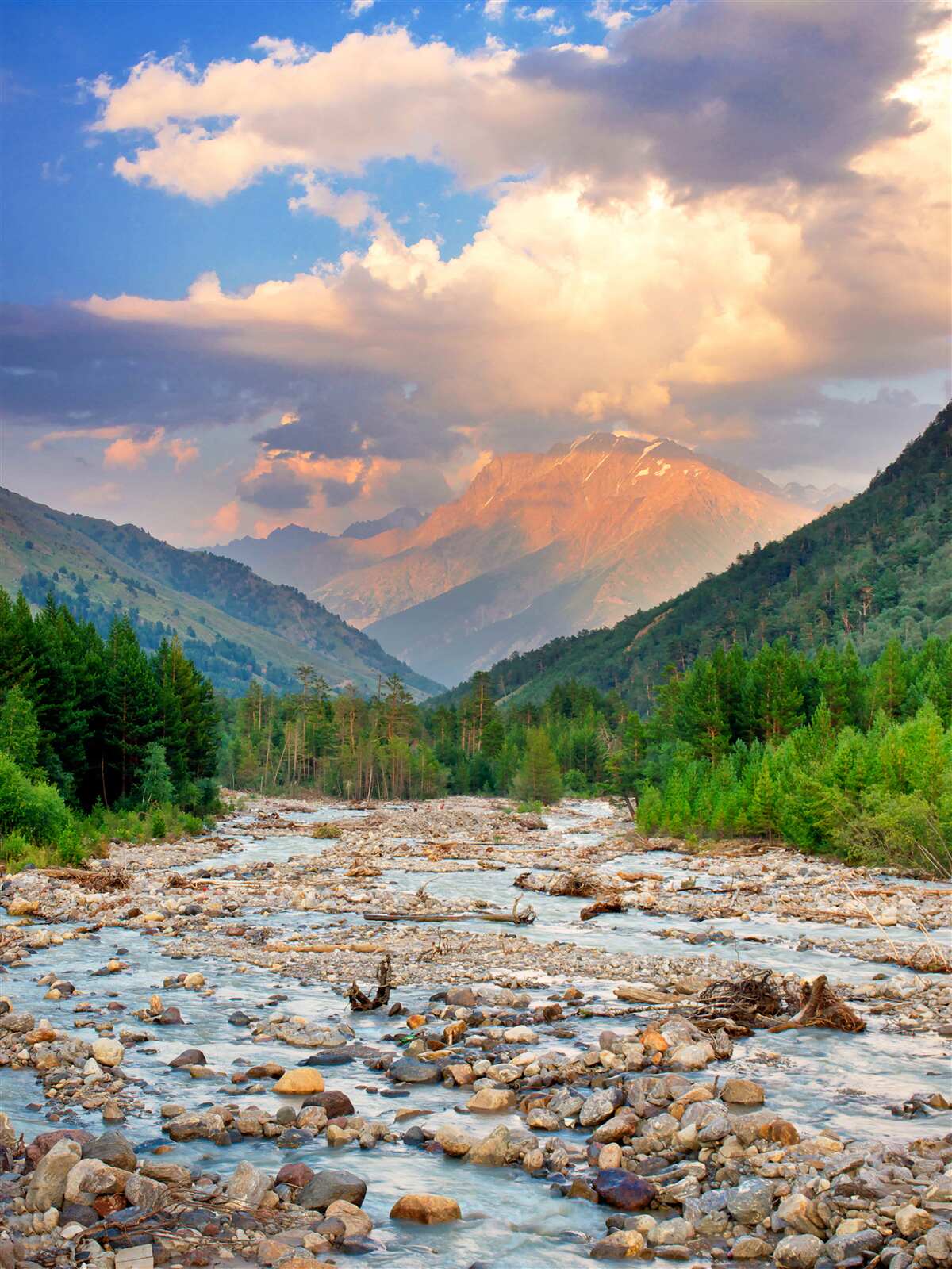 Fototapet râu de munte în soarele de seară