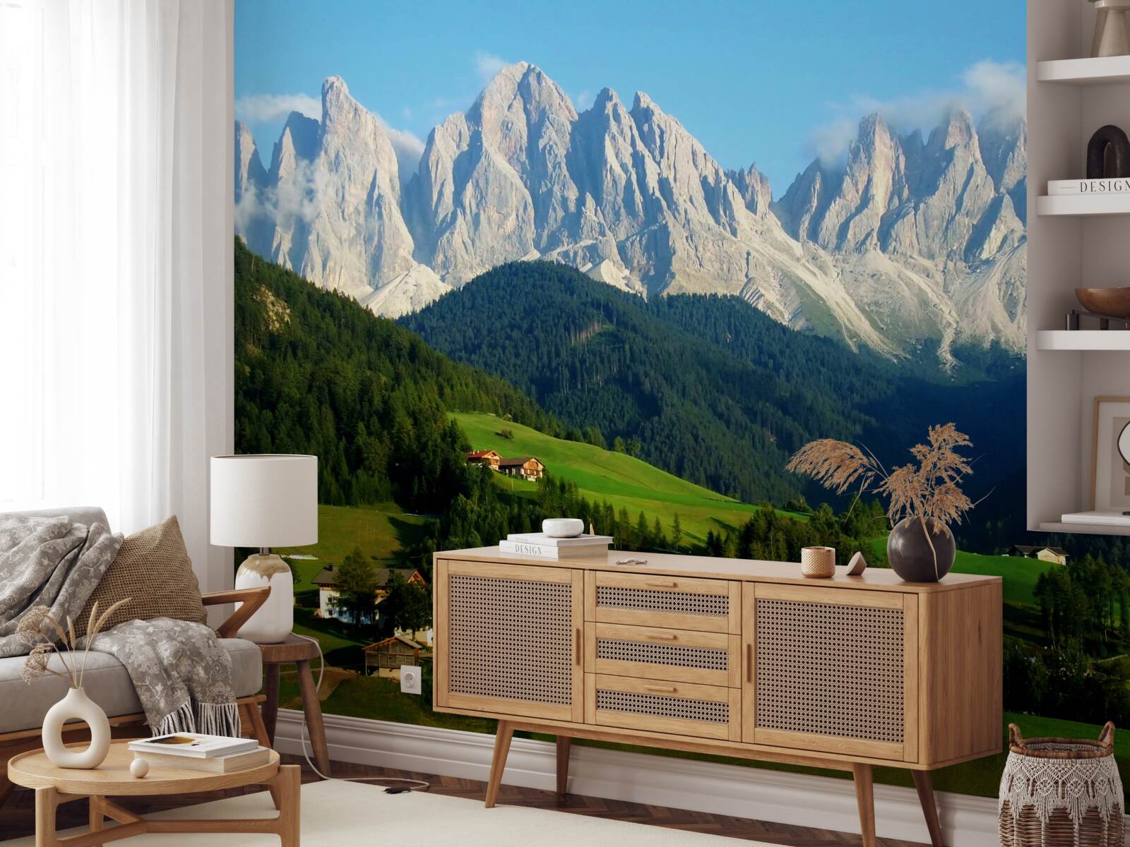 Fototapet sat într-o poiană la poalele munților