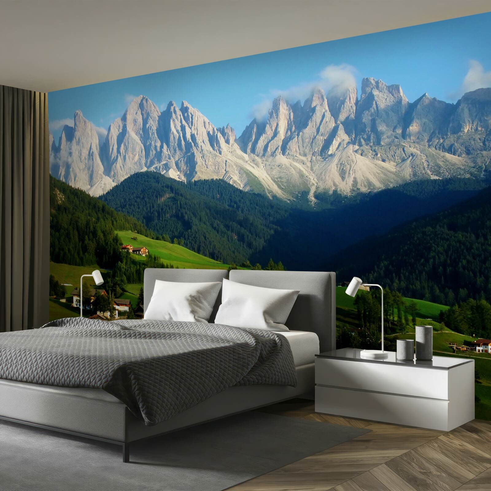 Fototapet sat într-o poiană la poalele munților