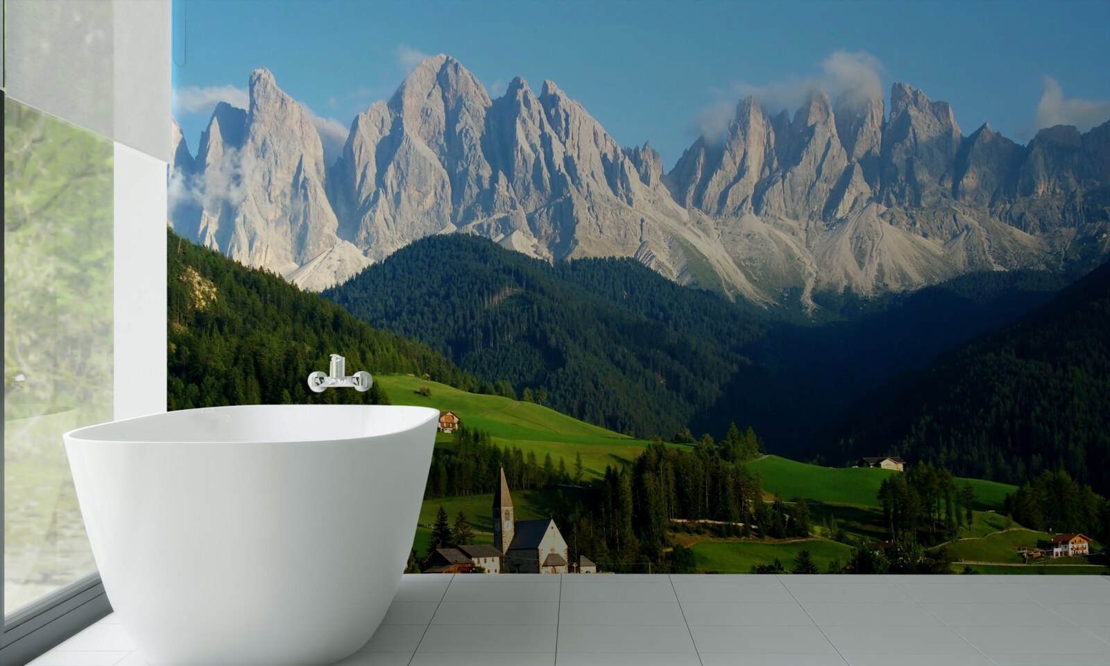 Fototapet sat într-o poiană la poalele munților