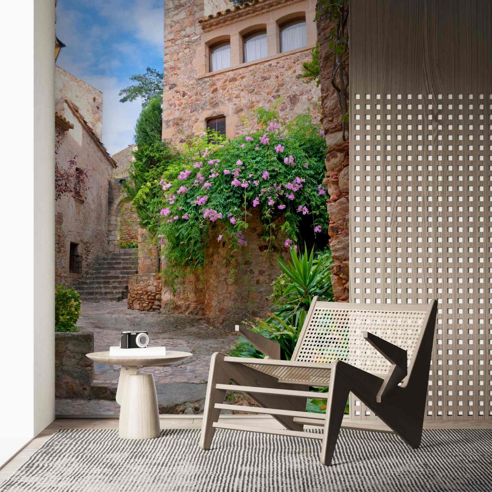 Fototapet stradă veche pietruită înconjurată de verdeață și flori