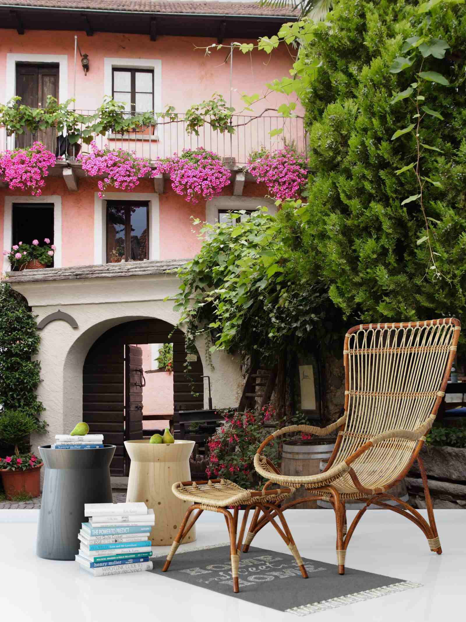 Fototapet vegetație cu flori lângă scări