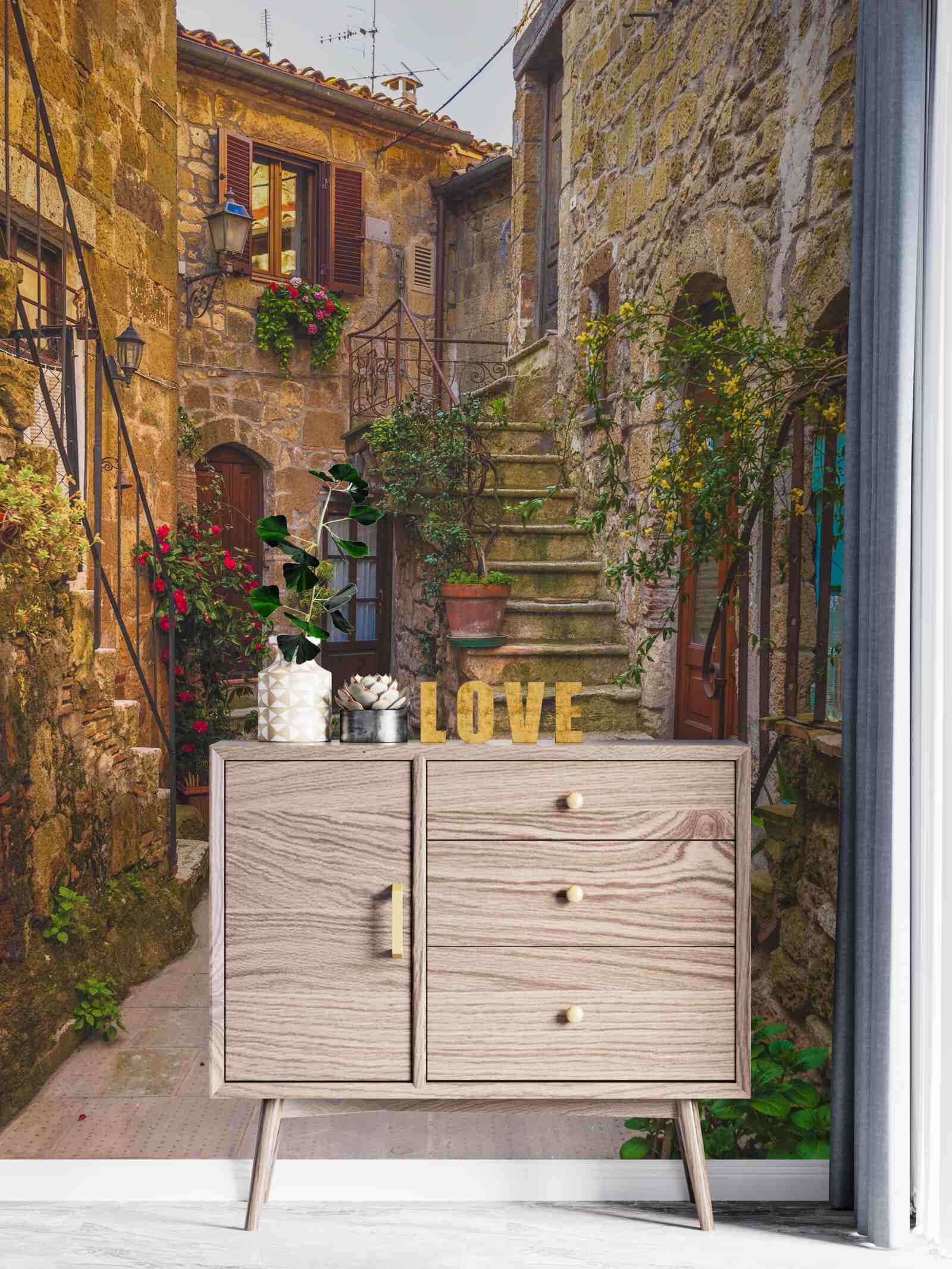 Fototapet scara decorată cu flori din curtea veche