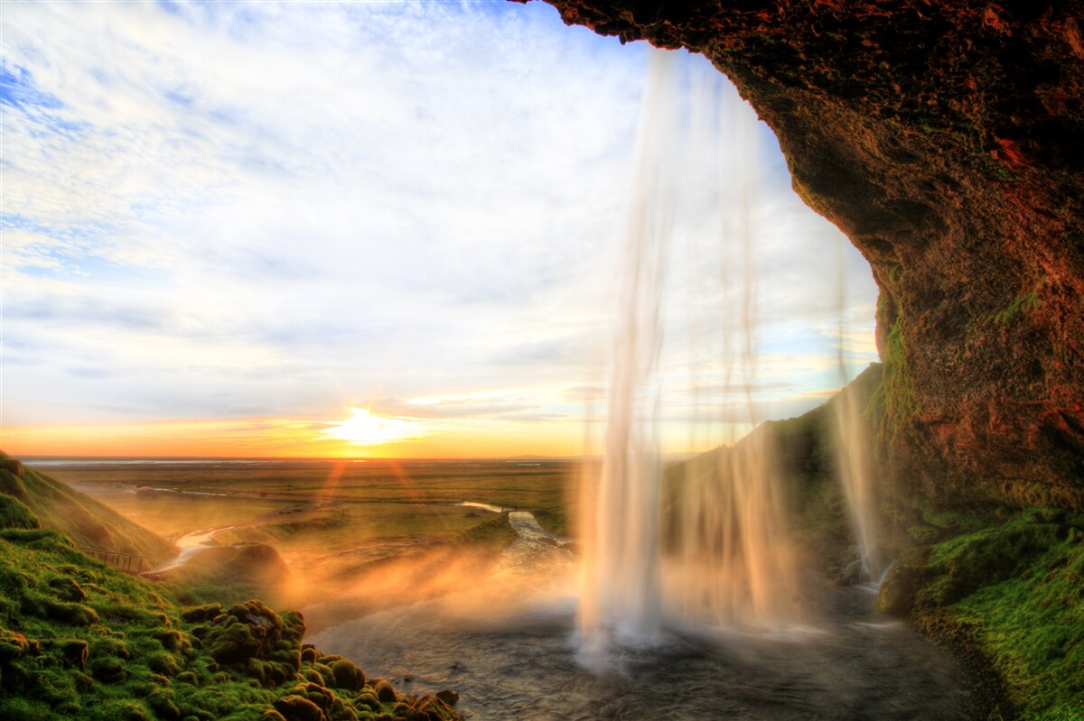 Fototapet apus de soare care luminează cascadele maiestuoase