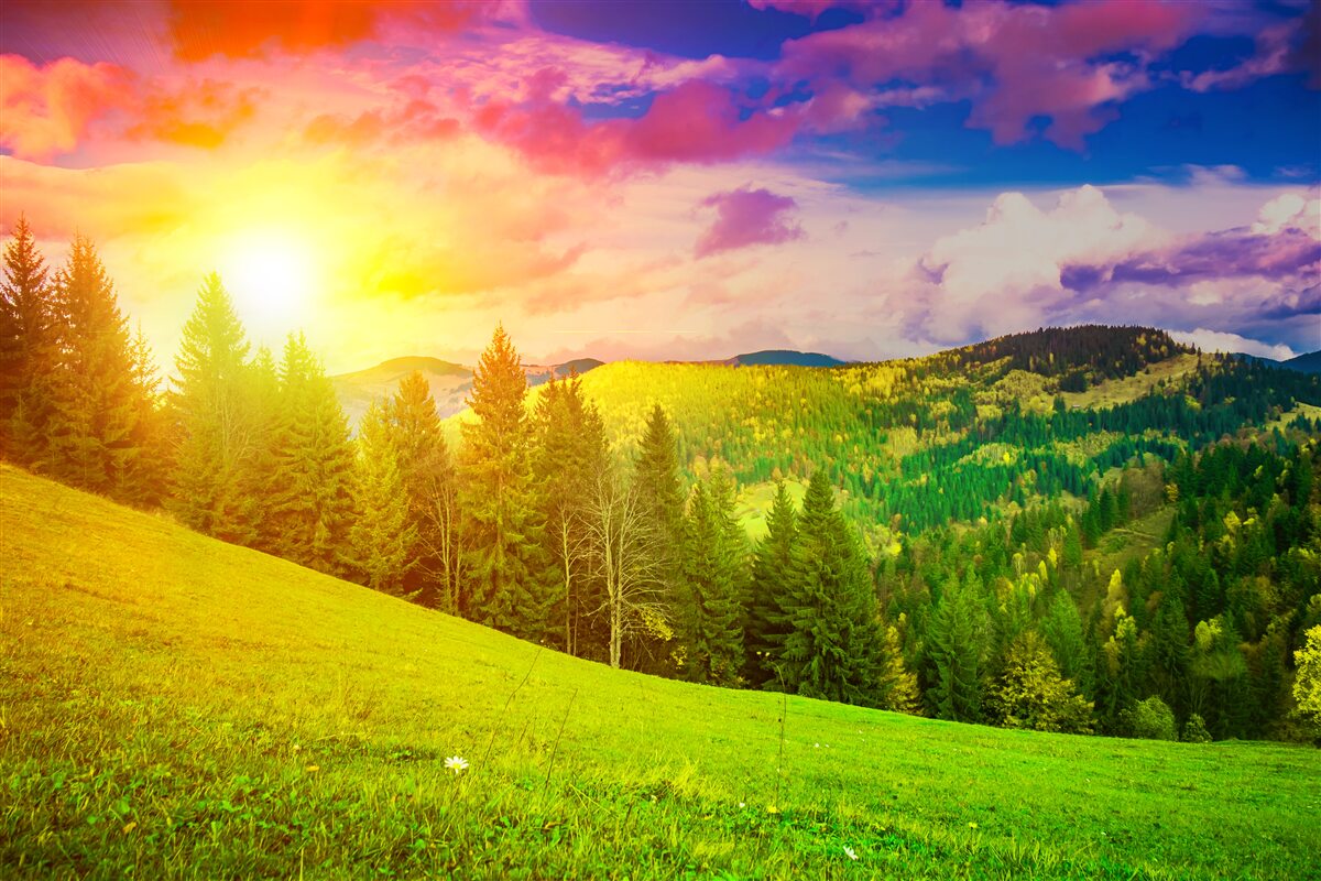 Fototapet apusul torid a pictat dealul verde cu culori strălucitoare
