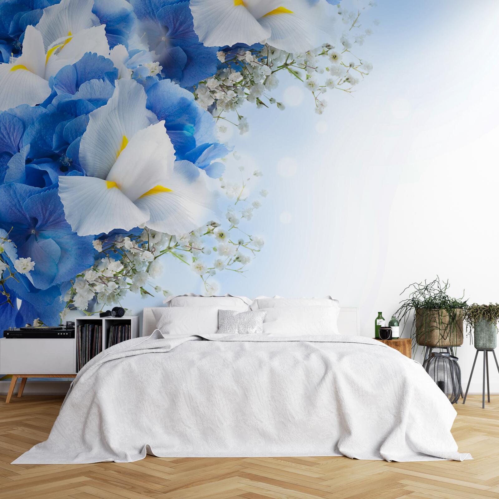 Fototapet vopsea albastră și muguri albi lângă iaz