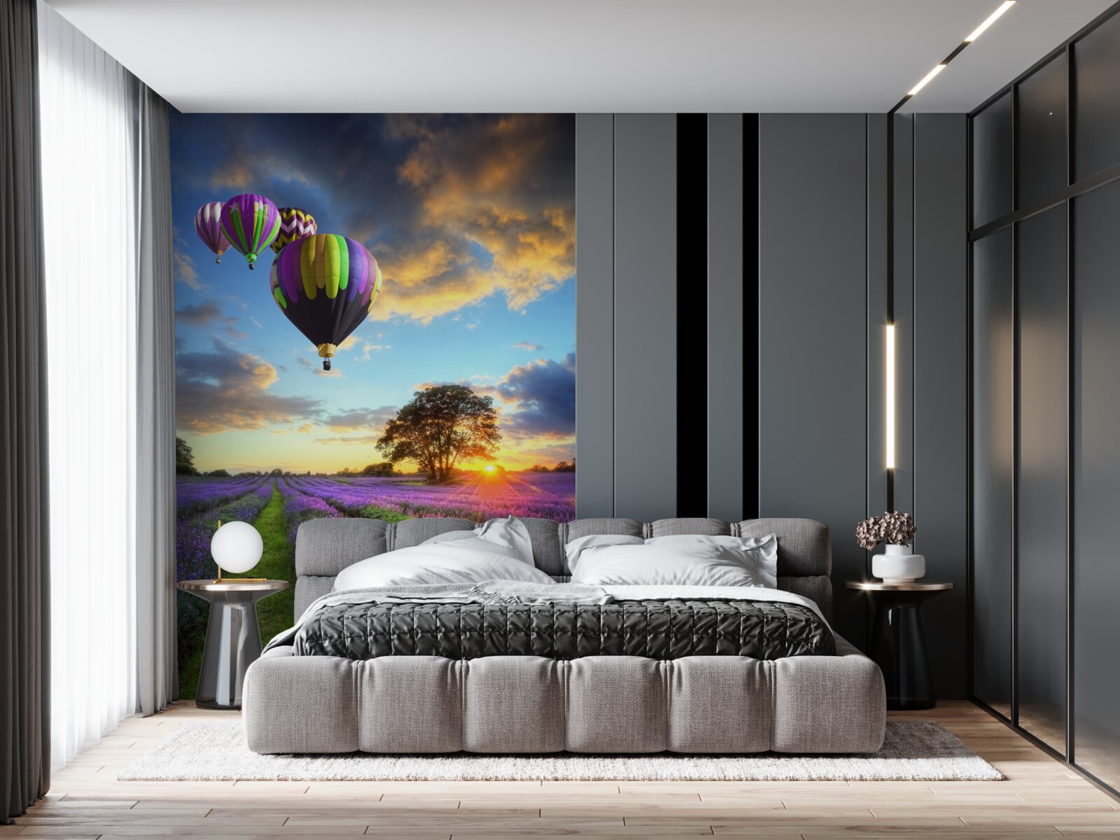 Fototapet un balon cu aer cald luminos plutind deasupra unui câmp de lavandă