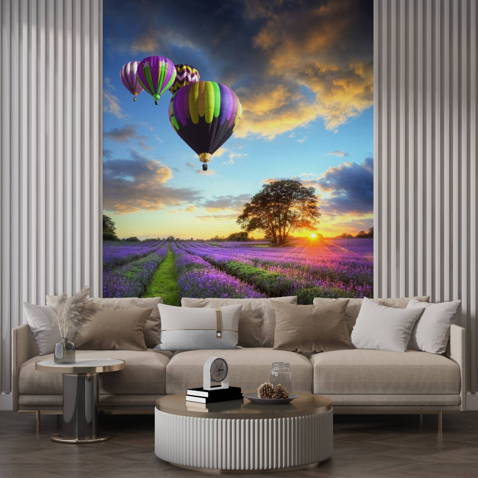 Fototapet un balon cu aer cald luminos plutind deasupra unui câmp de lavandă