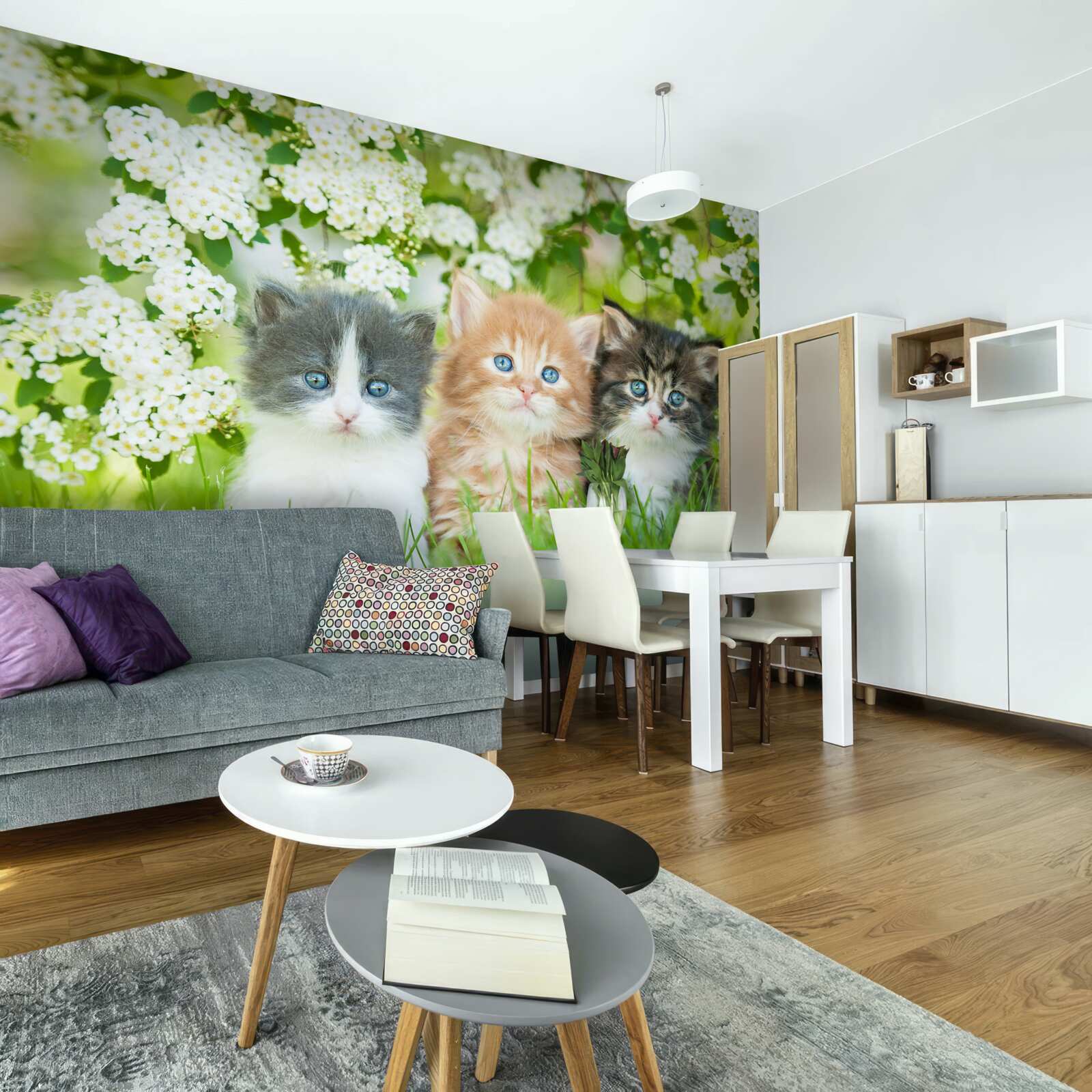 Fototapet pisoi pe o pajiște înflorită