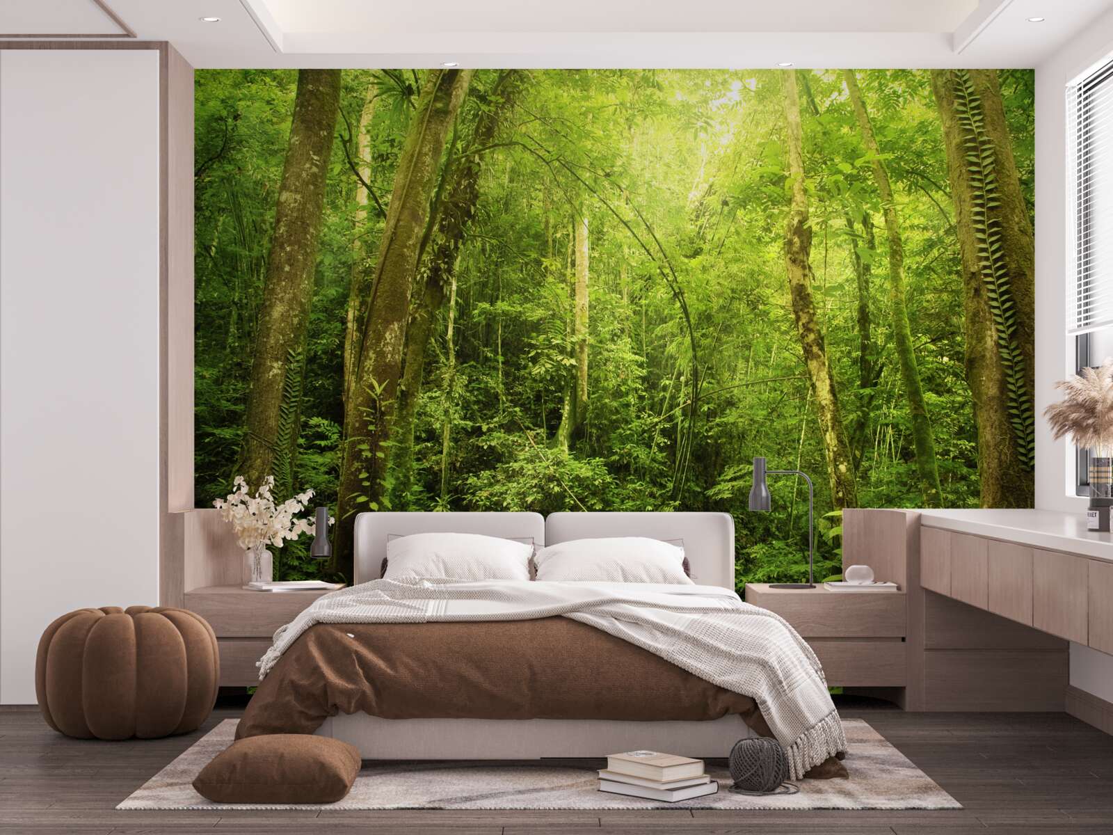 Fototapet razele soarelui pătrund prin pădurea verde densă