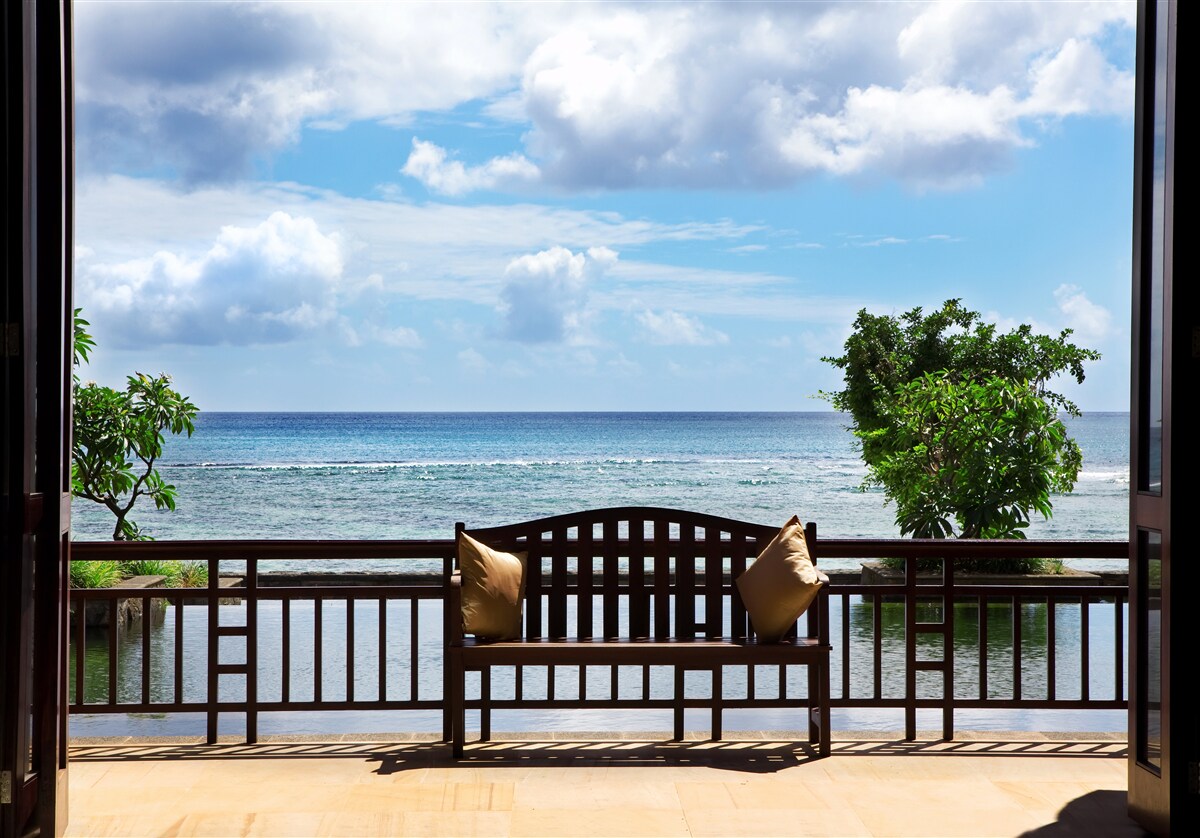 Fototapet bancă confortabilă pe malul oceanului