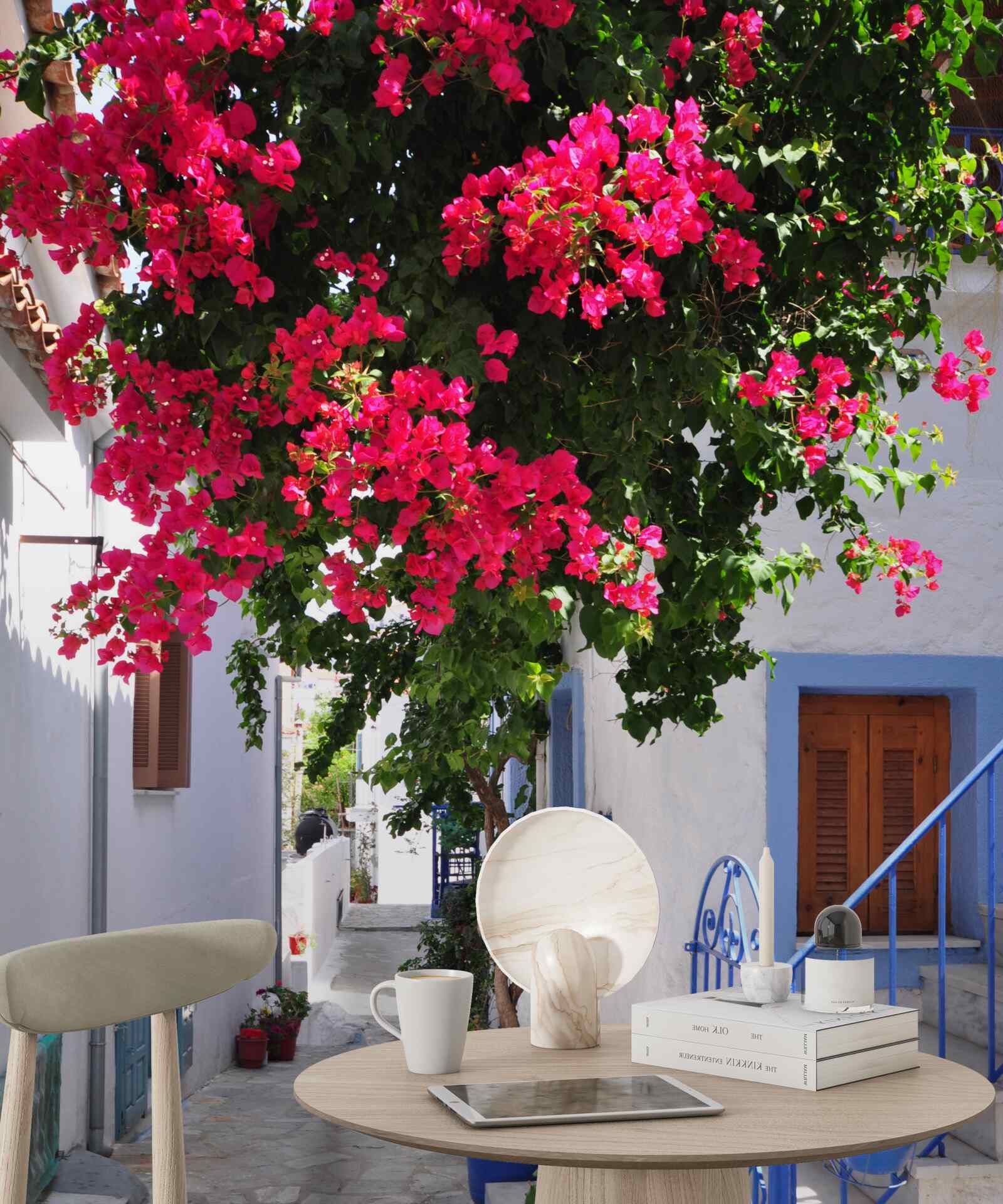 Fototapet în Grecia florile roșii cresc lângă casele albe